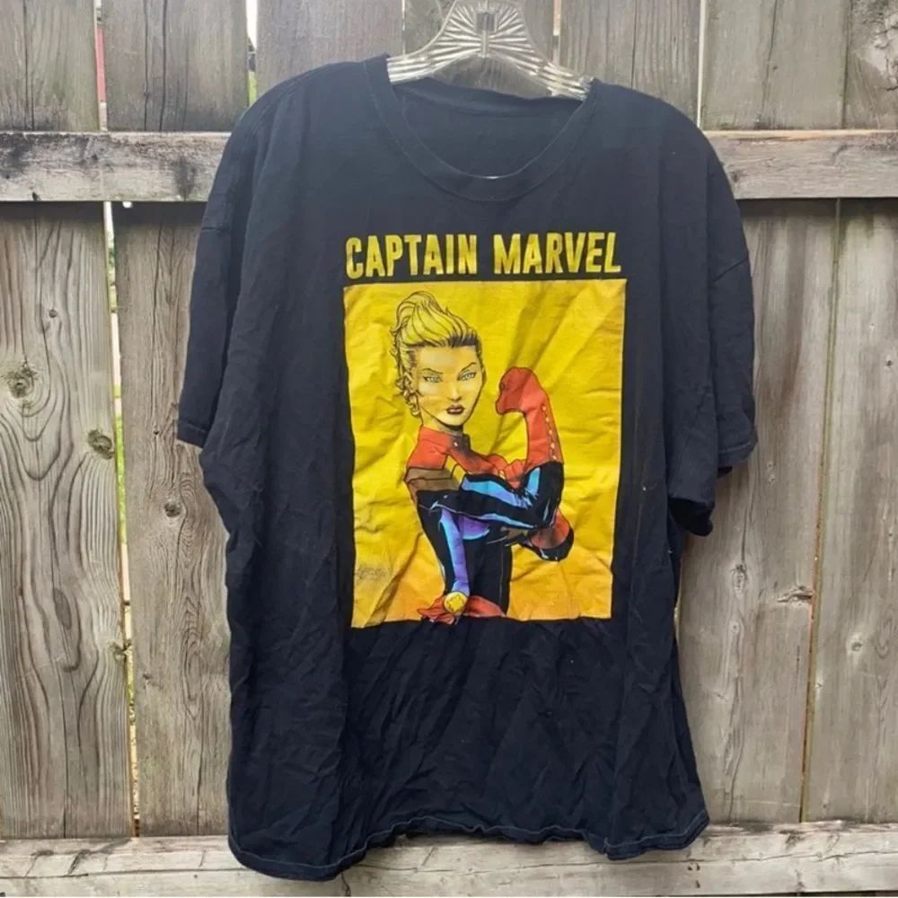 Captain Marvel tee sz. L